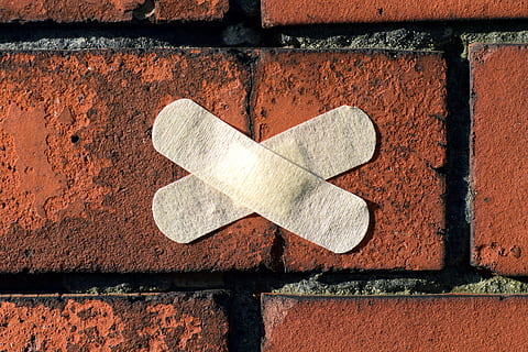 to, x, formet, hvid, bånd hjælpemidler, Brun, overflade, lappe, sten-, facade, reparation, indstilling, hele, forny, crack, mur crack, knæk i muren, mursten, murstens væg, tæt, murværk, amatør, rød, konstruktions firma, skade, beskadige, hvordan du reparerer, huslæge, sår, forbinding, kronisk sår, symbol, skilt, væg, murbygningsfunktion, ingen mennesker, tæt på, tekstureret, bygget struktur, meddelelse, dag, mønster, hvid farve, udendørs, arkitektur, nummer, fuld ramme, Information, 5K, CC0, offentligt domæne, royaltyfrie