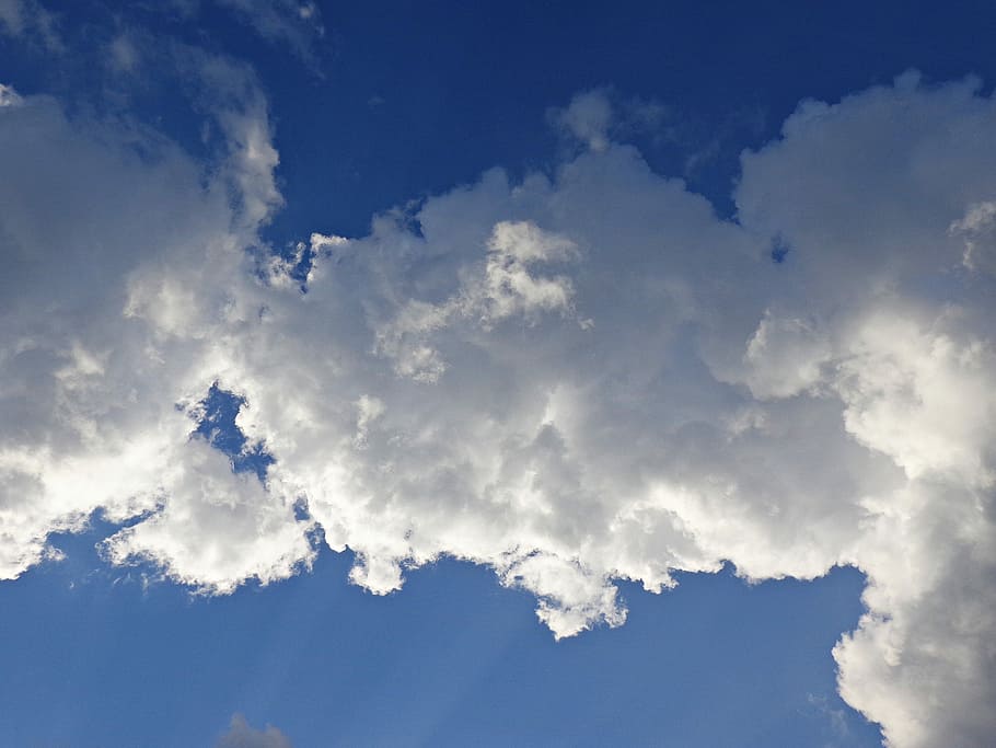 cel, naturalesa, coberta de núvols, núvol, cel blau, glomerulus, núvols, blau, blanc, el rerefons, els raigs, temps, núvol de pluja, núvols de cel, núvol de tempesta, núvol kłębiasta, després de la tempesta, raigs del sol, aura, núvols foscos, després de la pluja, tempesta, pluja, núvol - cel, cloudscape, fons, cel dramàtic, bellesa a la natura, vista d’angle baix, escenics - natura, tranquil·litat, Color blanc, cap gent, escena tranquil·la, dia, idíl·lic, a l'aire lliure, esponjós, meteorologia, 4K