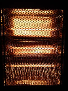 Heizung, Feuer, heiß, glühen, Flamme, Muster, keine Leute, Nahansicht, drinnen, Schutz, Zaun, Gitter, Maschendrahtzaun, Grenze, Hintergründe, texturiert, Nacht-, Vollbild, Barriere, Technologie, Sicherheit, die Architektur, dunkel, Licht - natürliches Phänomen, schwarze Farbe, Luxus, 2K, CC0, gemeinfrei, lizenzfrei