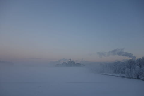 vinter, peter, himmel, strand, røg, konstruktion, natur, by, kold temperatur, tåge, skønhed i naturen, scenics - natur, rolig scene, ro, træ, sne, ingen mennesker, kopiere plads, miljø, plante, ikke-urbane scene, idyllisk, vand, udendørs, klima, diset, 5K, CC0, offentligt domæne, royaltyfrie