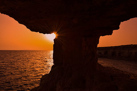 Sonnenuntergang, Landschaft, Sonnenlicht, Schatten, Natur, Sonne, Höhlen, Naturlandschaft, Orange, Meereshöhlen, cavo greko, Zypern, greko, Wasser, Himmel, Meer, Rock, Rock - Objekt, solide, Schönheit in der Natur, Ruhe, Felsformation, Szenen - Natur, ruhige Szene, keine Leute, orange Farbe, Nicht-städtische Szene, Horizont über Wasser, Horizont, idyllisch, draußen, natürlicher Bogen, erodiert, romantischer Himmel, 5K, CC0, gemeinfrei, lizenzfrei