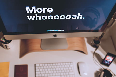 grunt, dybde, feltbilde, slått, sølv imac, sølv imac snudde seg, datamaskin, imac, eple, tastatur, følge, skjerm, telefon, design, typografi, tekst, interiør, oppsett, arbeid, iphone, skrivebord, teknologi, data utstyr, dataskjerm, kommunikasjon, data-tastatur, innendørs, utstyr, enhetsskjerm, styre, trådløs teknologi, forbindelse, nærbilde, virksomhet, bedriftsvirksomhet, stasjonær PC, global kommunikasjon, LCD-skjerm, budskap, elektrisk utstyr, 4K, CC0, offentlig domene, opphavsrett gratis