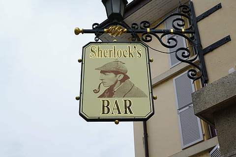 Bar, Schild, Sherlock, abhängen, Pub, Cafe, Hinweis, Theater, Kriminalität, Tatort, Roman, Buch, Detektiv, Polizei, Suche, vevey, Schweiz, elementar, Text, Kommunikation, Flachwinkelansicht, Zeichen, keine Leute, Tag, westliche Schrift, Beratung, die Architektur, Nahansicht, gebaute Struktur, Metall, draußen, Information, Darstellung, menschliche Darstellung, Richtung, Badezimmer, Himmel, Toilette Zeichen, 5K, CC0, gemeinfrei, lizenzfrei