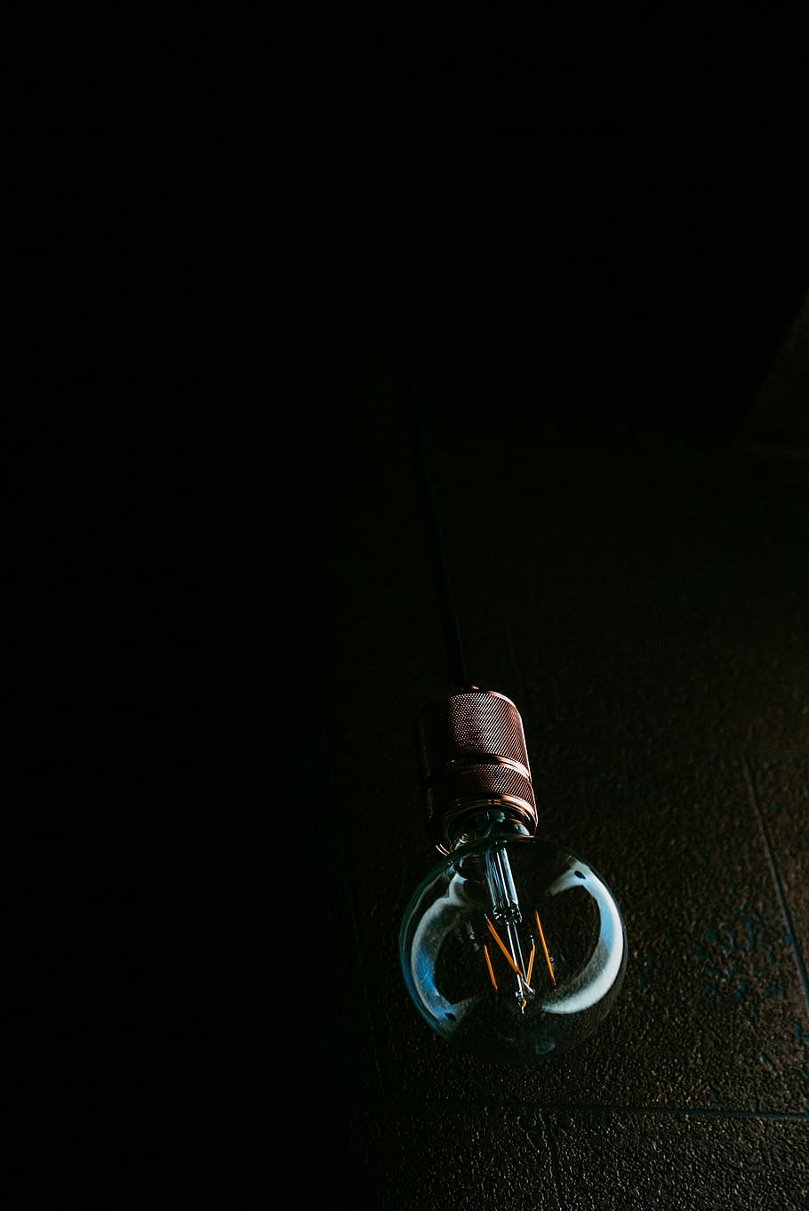 grigio, blu, microfono a condensatore, lampadina, luce, idea, minimo, buio, ombra, lampada, macro, sole, estate, sfondo, copia spazio, girato in studio, sfondo nero, in casa, vista dall'alto, nessuno, mezzi di trasporto, avvicinamento, cartello, questioni sociali, segnale di pericolo, rischio, notte, modo di trasporto, anticipazione, minacce, sicurezza, sport, 4K