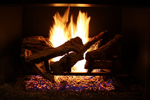 llar de foc, acollidor, foc, foc - fenomen natural, flama, calor - temperatura, cremant, llenya, material de fusta, fosc, brillant, foc de tronc, primer pla, nit, a l'interior, registre, fusta, naturalesa, cap gent, color taronja, còmode, interior de casa, foguera, 4K, CC0, domini públic, lliure de regalies