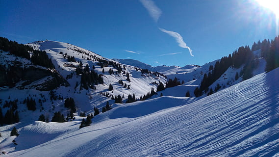 sne, vinter, bjerg, panoramisk, panorama, alpine, ski station, landskab, kold temperatur, scenics - natur, skønhed i naturen, miljø, himmel, natur, rolig scene, bjergkæde, snedækket bjerg, blå, hvid farve, ikke-urbane scene, sollys, ro, sky - himmel, udendørs, ingen mennesker, fyrretræ, bjergtop, 4K, CC0, offentligt domæne, royaltyfrie