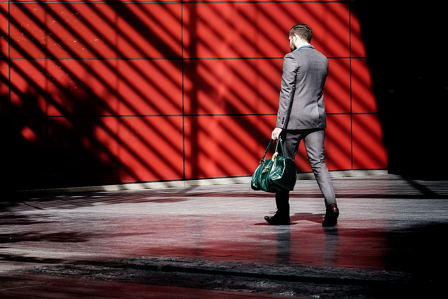 uomo, detenzione, verde, borsone, a piedi, rosso, costruzione, giorno, calcestruzzo, parete, lunghezza intera, una persona, persone reali, uomini, movimento, in casa, abbigliamento casual, architettura, ombra, stili di vita, in piedi, capi di abbigliamento, giovane adulto, città, adulto, palcoscenico, 5K