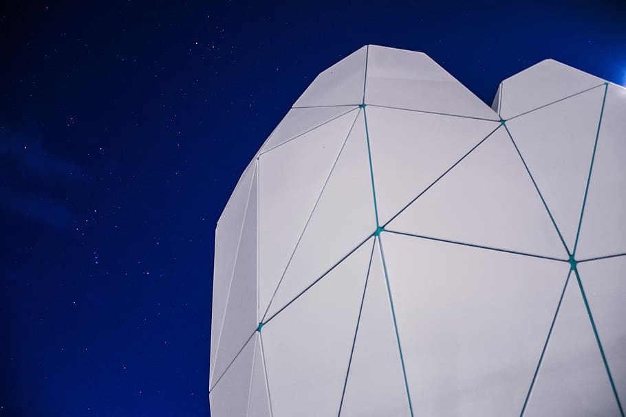 baix, fotografia d'angle, cor, estructural, edifici, estructura, arquitectura, nit, cel, fosc, triangle, línies, estrella, resum, estructura construïda, naturalesa, cap gent, blau, vista d’angle baix, ciència, exterior de l'edifici, espai, estrella - espai, astronomia, generació de combustible i energia, a l'aire lliure, cel clar, tecnologia, modern, exploració espacial, espai i astronomia, 5K