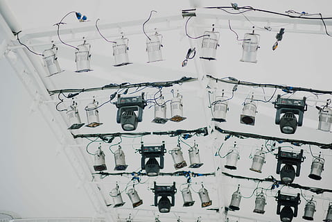 argento, nero, luci spot, assortito, luce stroboscopica, bianca, barra d'acciaio, luce, Tech, tecnologia, soffitto, cavo, bianco e nero, attrezzatura, riflettore, nessuno, in casa, caratteristica della parete, attrezzatura per l'illuminazione, scienza, assistenza sanitaria e medicina, Colore bianco, giorno, elettricità, di fila, architettura, sospeso, preparativi, creatività, modo di trasporto, struttura costruita, temi fotografici, Inquadratura dal basso, 5K, CC0, dominio pubblico, privo di copyright