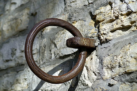 Fesseln, anbinden, Zubehörteil, Lake Dusia, Gefängnis, rostig, Montage, über und über, Turm, das Mittelalter, alt, stehlen, Eisen - Metall, Metall, keine Leute, verwittert, Tag, Wandbau - Funktion, Nahansicht, draußen, die Architektur, Natur, gebaute Struktur, solide, Sonnenlicht, Fokus auf den Vordergrund, Ablehnen, beschädigt, Tierthemen, heruntergewirtschaftet, Steinwand, verriegeln, 5K, CC0, gemeinfrei, lizenzfrei