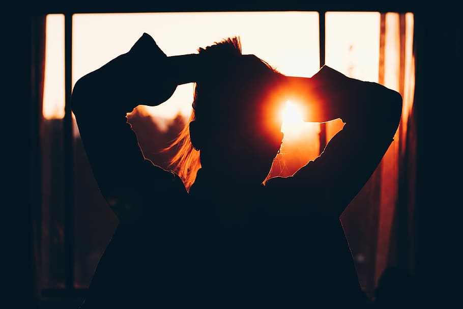 silueta, dona, celebració, cabell, persona, alçament, mà, finestra, posta de sol, retroil·luminat, vespre, ombra, una persona, a l'interior, cel, llum solar, adult, persones reals, part del cos humà, estils de vida, activitat d'oci, mà humana, dones, emoció positiva, forma del cor, centrar-se en primer pla, emoció, flare de la lent, dit, mà aixecada, 5K
