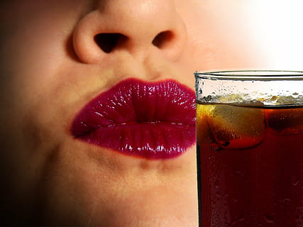 persona, rosso, rossetto, Coca Cola, bere, rinfresco, erfrischungsgetränk, delizioso, bicchiere, limonata, estate, sete, ghiaccio, cubetti di ghiaccio, freddo, ghiacciato, labbra, bocca, bacio, cocktail, highball, avvicinamento, cibo e bevande, una persona, labbra umane, parte del corpo, parte del corpo umano, donne, in casa, attrezzature domestiche, girato in studio, alcool, adulto, giovane adulto, bocca umana, volto umano, bella donna, potabile, 4K, CC0, dominio pubblico, privo di copyright