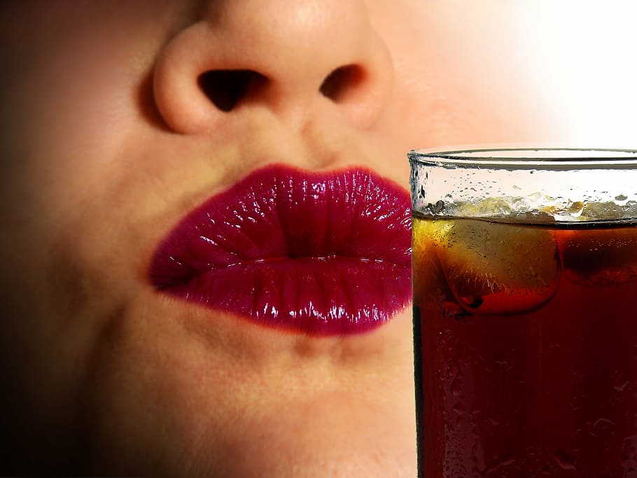 persona, rosso, rossetto, Coca Cola, bere, rinfresco, erfrischungsgetränk, delizioso, bicchiere, limonata, estate, sete, ghiaccio, cubetti di ghiaccio, freddo, ghiacciato, labbra, bocca, bacio, cocktail, highball, avvicinamento, cibo e bevande, una persona, labbra umane, parte del corpo, parte del corpo umano, donne, in casa, attrezzature domestiche, girato in studio, alcool, adulto, giovane adulto, bocca umana, volto umano, bella donna, potabile, 4K