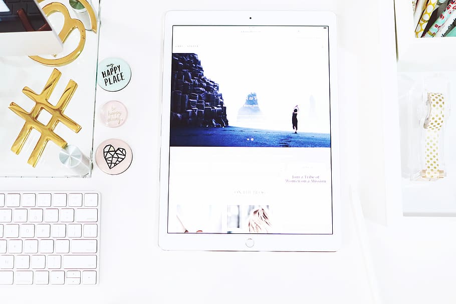 foto, ipad de plata, tauleta, pantalla, oficina, escriptori, De dalt a baix, blanc, brillant, ipad, or, etiqueta, la noia de tots, oficina a casa, cinta, Apple iPad, escriptori blanc, cap de noia, tecnologia, a l'interior, ordinador, connexió, negocis, equips informàtics, comunicació, tecnologia sense fils, gent, finestra, monitor d’ordinador, taula, adult, Internet, xarxa d’ordinadors, art i artesania, estils de vida, PC d'escriptori, teclat, 4K