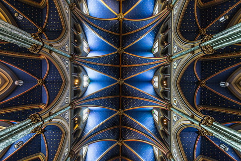 fotografía de bajo ángulo, azul, gris, edificio, interior, arquitectura, arco, techo, modelo, luces, fotograma completo, adentro, antecedentes, nadie, diseño, de cerca, repetición, forma, arreglo, directamente debajo, naturaleza muerta, metal, vista de alto ángulo, forma geometrica, en una fila, lado a lado, cuero, 5K, CC0, dominio público, libre de derechos