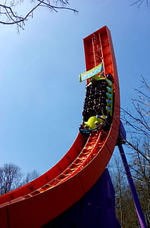 coaster, sensasi, menyenangkan, kegembiraan, tertawa, kecepatan, rollercoaster, taman, rol, mengendarai, hiburan, tinggi, cepat, lingkaran, petualangan, berteriak, tema, daya tarik, bermain, biru, langit, alam, merah, hari, tampilan sudut rendah, tidak ada orang, Arsitektur, langit cerah, menanam, pohon, di luar rumah, struktur yang dibangun, budaya seni dan hiburan, dekorasi, multi-warna, tempat bermain, moda transportasi, pohon telanjang, gantung, 2K, CC0, domain publik, bebas royalti