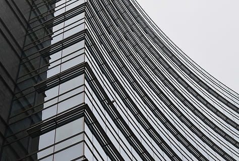cuc, vista d'ulls, alt, edifici de vidre, baix, fotografia d'angle, construcció de finestres, finestra, arquitectura, edifici, façana, corba, reflexió, blanc i negre, monocroma, angle, finestra de vidre, vidre, infraestructura, línia, urbà, estructura construïda, exterior de l'edifici, vista d’angle baix, ciutat, cap gent, modern, dia, patró, exterior d’edifici d’oficines, cel, oficina, alta - alta, a l'aire lliure, naturalesa, industria de la construcció, marc complet, vidre - material, gratacels, 5K, CC0, domini públic, lliure de regalies