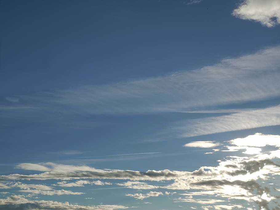 skyer, Morgenstimmung, baglygte, sol, Sky, morgen, humør, contrail, skjult, skinne igennem, atmosfærisk, tidligt om morgenen, himmel, baggrund, natur, blå, vejr, baggrunde, dag, luft, udendørs, sky - himmel, sommer, skønhed i naturen, lav vinkel visning, ro, ingen mennesker, scenics - natur, rolig scene, idyllisk, sollys, fluffy, hvid farve, cloudscape, meteorologi, tjavsede, 4K