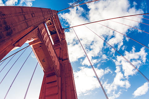 ull de cuc, veure la fotografia, armadures, ennuvolat, cel, baix, fotografia d'angle, angle baix, fotografia, pont de Manhattan, núvol, pont, estructura, edifici, pont - estructura feta per l'home, Pont en suspensió, EUA, lloc famós, arquitectura, cable d’acer, blau, transport, estructura construïda, nova York, a l'aire lliure, escena urbana, paisatge urbà, trànsit, ciutat, torre, núvol - cel, veler, vaixell nàutic, embarcacions de passatgers, vista d’angle baix, connexió, naturalesa, destinacions de viatge, cable, cap gent, viatjar, turisme, exterior de l'edifici, dia, 5K, CC0, domini públic, lliure de regalies