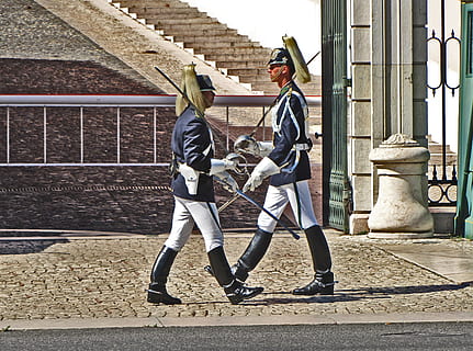 Lisbona, Portogallo, guardia, sicurezza, tradizioni, guardie, militare, armato, esercito, storico, cambio della guardia, servizio, lunghezza intera, due persone, adulto, giorno, casco, persone, architettura, persone reali, struttura costruita, esterno dell'edificio, abbigliamento casual, uomini, capi di abbigliamento, solidarieta, attività di svago, donne, stili di vita, città, a piedi, cappello, luce del sole, natura, all'aperto, 2K, CC0, dominio pubblico, privo di copyright