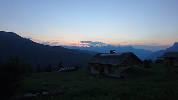 apus de soare, Munte, cabană, cer, scenice - natura, arhitectură, frumusețe în natură, peisaj, clădire, de munte, nor - cer, construită, casă, mediu inconjurator, liniște, natură, nici o persoana, o scenă liniștită, exteriorul clădirii, teren, plantă, în aer liber, 4K, CC0, domeniu public, fără drepturi de autor