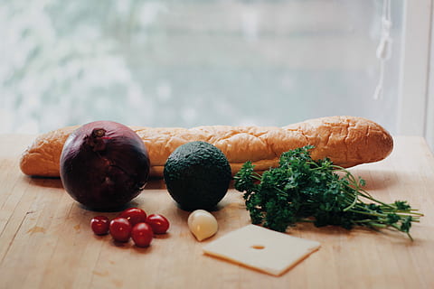grøntsag ved siden af ​​brød, løg, tomater, bord, frugt, grøntsag, brød, laver mad, forberede, træ, opskrift, livsstil, æstetisk, socialt medium, reklame, annonce, sprød, lækker, madlavning, vegetarisk, blog, ingrediens, mad, mad og drikke, sund kost, velvære, friskhed, indendørs, stilleben, træ - materiale, ingen mennesker, skærebræt, bærfrugt, tæt på, urt, valg, variation, fokus på forgrunden, overbærenhed, fristelse, 5K, CC0, offentligt domæne, royaltyfrie