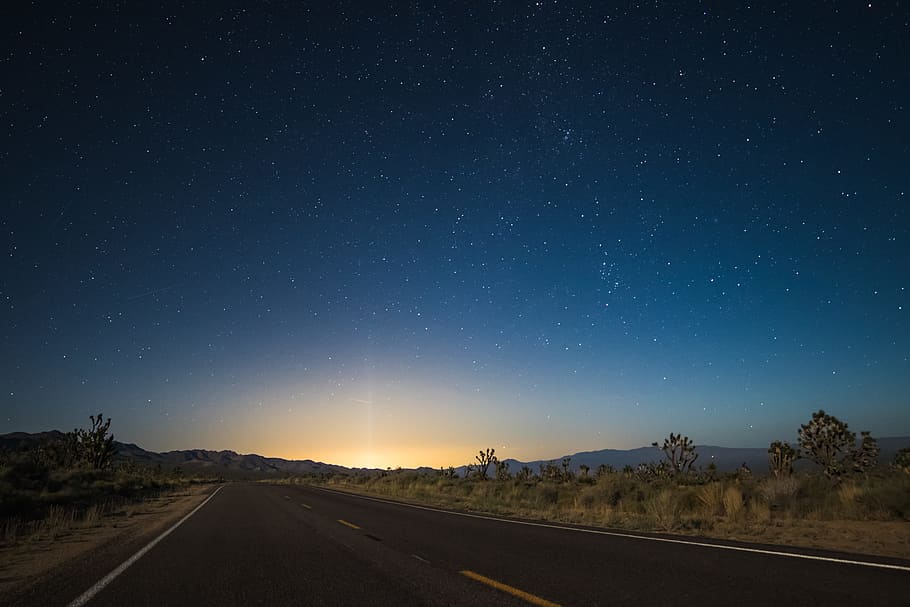 Asphaltstraße, Mitte, braun, Feld, Autobahn, Wüste, gelehnt, Bergketten, Sonne, Nachtzeit, Star, Straße, Sonnenuntergang, Nachthimmel, Himmel, Natur, Nacht-, Landschaft, Reise, Blau, draußen, keine Leute, der Weg nach vorn, Transport, szenen, Platz, Astronomie, Stern - Raum, Richtung, Szenen - Natur, Schönheit in der Natur, Ruhe, Zeichen, Fluchtpunkt, abnehmende Perspektive, ruhige Szene, Umgebung, lange, 5K