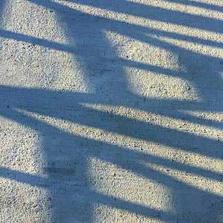 Schatten, Licht, Teppich, Weiß, schwarz, Stoff, Muster, Textur, natürlich, High Angle View, Tag, Sonnenlicht, keine Leute, Natur, Straße, draußen, Hintergründe, Vollbild, Transport, Fokus auf Schatten, Asphalt, Zeichen, Stadt, die Straßenmarkierung, Land, Symbol, 1080P, CC0, gemeinfrei, lizenzfrei