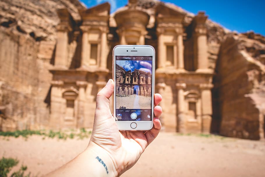 person, bedrift, guld iphone 6, beige, beton, skulptur, dagtimerne, æble, hånd, iphone, makro, udendørs, tager foto, menneskelig hånd, menneskelig kropsdel, fotografering temaer, trådløs teknologi, fotografi, meddelelse, bærbar informationsenhed, bygning udvendig, voksen, teknologi, historie, fortiden, rejsemål, rejse, smart telefon, en person, turisme, arkitektur, fokus på forgrunden, livsstil, mobiltelefon, 4K