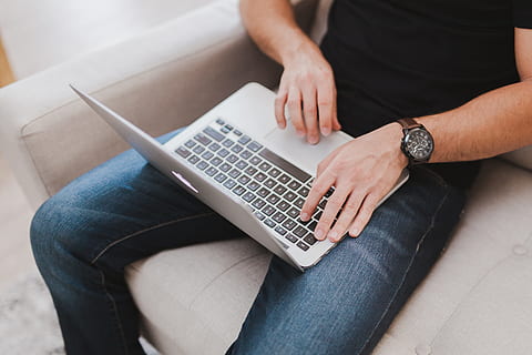 mies, yllään, musta, paita, sininen, denim farkut, macBook air, kierros, MacBook, kannettava tietokone, tietokone, tekniikka, konekirjoitus, työ, liiketoiminta, käsissä, katsella, kaveri, ihmiset, sohva, langaton tekniikka, viestintä, yhteys, yksi henkilö, istuva, arkinen vaatetus, aikuinen, ihmisen käsi, käyttää kannettavaa tietokonetta, käsi, ihmiskehon osa, sisällä, midsection, elämäntavat, farkut, korkea kulma, aika, surffata netissä, 5K, CC0, public domain, rojaltivapaa