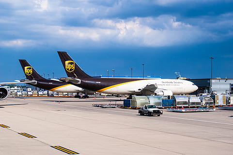 actualitzacions, motor, Boeing, 747, 8f airport, avions, volar, aviació, flyer, avió de línia, tecnologia, conduir, turbina, màquina, viatges aèries, jet, treure, començar, estímul, força, ala, transport, trànsit aeri, aeroport, avió, manera de transport, vehicle aeri, pista d’aeroport, núvol - cel, cel, avió comercial, estacionari, arquitectura, naturalesa, viatjar, indústria aeroespacial, negocis, cap gent, finances i indústria de les empreses, a l'aire lliure, sortir, 2K, CC0, domini públic, lliure de regalies