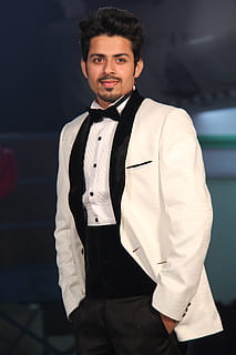 di bell'aspetto, giovane, modello, scintillio, persone, giovane, modello, moda, stile di vita, tipo, stile, completo da uomo, uomo, attività commerciale, professionale, riuscito, maschio, ritratto, fiducia, capo, comando, espressione, bianca, viso, persona, sorriso, sorridere, umano, attraente, analizzare, cercare, guardare, carina, pelle, capelli, eleganza, solo un uomo, Solo uomini, guardando la fotocamera, ben vestito, tre quarti, una persona, giovani uomini, giovane adulto, cravatta a farfalla, vista frontale, in piedi, vestito formale, concentrarsi sulle conoscenze acquisite, persone reali, gente meravigliosa, stili di vita, in casa, capi di abbigliamento, uniforme, abiti da uomo, 5K