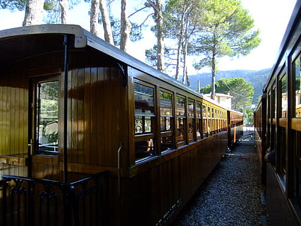 Zug, sóller, mallorca, Baum, Transport, öffentliche Verkehrsmittel, Transportmittel, Schienenverkehr, Pflanze, Zug - Fahrzeug, Fenster, die Architektur, keine Leute, Natur, Tag, Landfahrzeug, draußen, Glas - Material, gebaute Struktur, Reflexion, Personenzug, Bahngleis, Schulbus, 2K, CC0, gemeinfrei, lizenzfrei