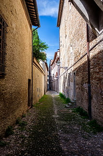 arquitectura, núvols, edifici, cel, urbà, ciutat, blau, viatjar, construcció, exterior, paisatge urbà, turisme, centre de la ciutat, alt, carrer, vell, antic, decaïment, llarg, maó, parets, exterior de l'edifici, carreró, barri antic, finestra, a l'aire lliure, estructura construïda, el camí a seguir, direcció, sendera, barri residencial, naturalesa, cap gent, estret, dia, buit, núvol - cel, paret, llambordes, perspectiva decreixent, 4K, CC0, domini públic, lliure de regalies