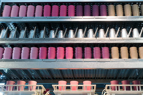 acquisto, vaso di fiori, annaffiatoio, pila, mensola, scaffale di metallo, presentazione delle merci, rosa, viola, beige, salmone, colore pastello, pendenza, negozio di mobili, design, ikea, grande gruppo di oggetti, scelta, variazione, preparativi, abbondanza, Al dettaglio, di fila, in vendita, in casa, multicolore, fianco a fianco, fotogramma intero, nessuno, memorizzare, ordine, sfondi, natura morta, collezione, ripetizione, esposizione al dettaglio, consumismo, 5K, CC0, dominio pubblico, privo di copyright