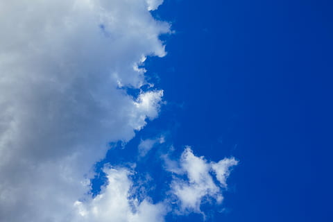 fotografía de bajo ángulo, nubes, nublado, azul, cielo, nube - cielo, antecedentes, paisaje de nubes, naturaleza, clima, belleza en la naturaleza, cielo dramático, scenics, ambiente, paisajes - naturaleza, el color blanco, viento, atmósfera, nadie, tranquilidad, color vibrante, meteorología, al aire libre, limpiar, brillante, tenue, 5K, CC0, dominio público, libre de derechos