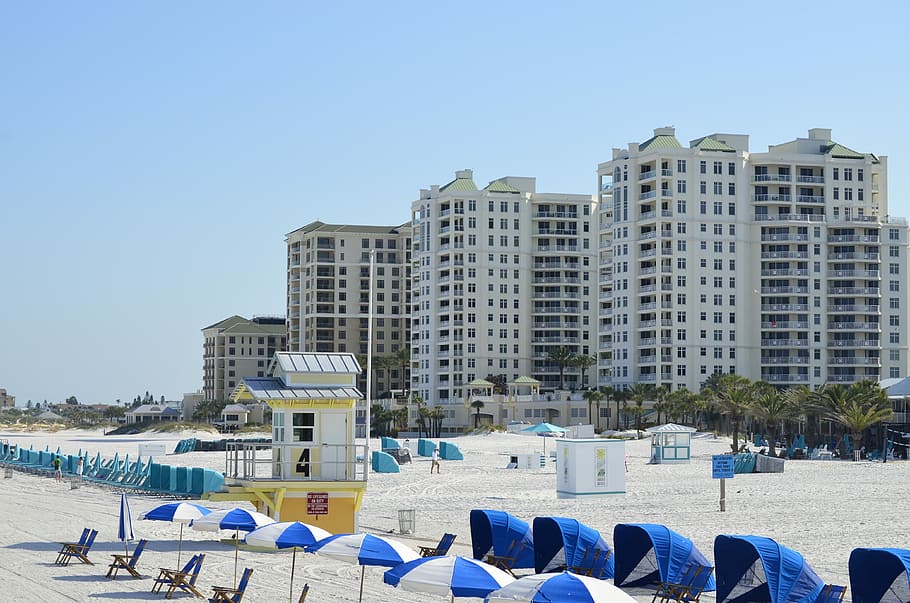 čistá voda, pláž, florida, čistá voda, pláž, Florida, modrý, písek, venku, den, nebe, exteriér budovy, stavba, architektura, přistát, Příroda, budova, čisté nebe, dav, město, skutečných lidí, deštník, voda, náhodné osoby, slunečního světla, velká skupina lidí, kancelářská budova exteriér, mrakodrap, 4K