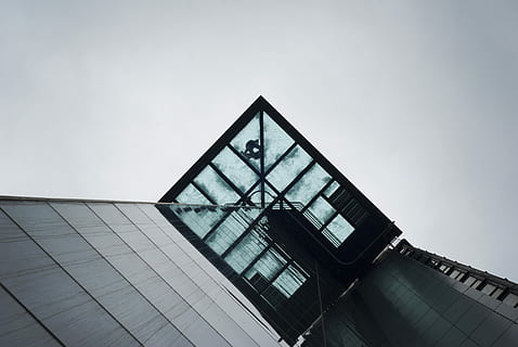 Fotografie von unten, Hochhaus, Gebäude, Flachwinkelaufnahmen, die Architektur, Perspektive, Turm, Höhe, Himmel, minimal, hoch, schwarz, aqua, grau, stumm geschaltet, geometrisch, diagonal, Linie, gebaute Struktur, Gebäudehülle, Flachwinkelansicht, keine Leute, Dreieck Form, Tag, Glas - Material, modern, Natur, Stadt, Bürogebäude außen, Geometrische Figur, gestalten, draußen, klarer Himmel, Büro, Fenster, Wolkenkratzer, 4K, CC0, gemeinfrei, lizenzfrei