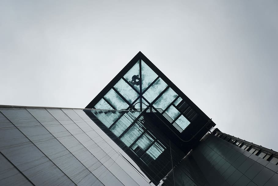 fotografování zdola, výškové, budova, fotografování s nízkým úhlem, architektura, perspektivní, věž, výška, nebe, minimální, vysoký, Černá, aqua, Šedá, ztlumené, geometrický, úhlopříčka, řádek, stavba, exteriér budovy, nízký úhel pohledu, nikdo, tvaru trojúhelníku, den, sklo - materiál, moderní, Příroda, město, kancelářská budova exteriér, geometrický tvar, tvar, venku, čisté nebe, kancelář, okno, mrakodrap, 4K