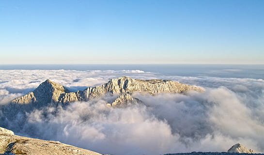 hvit, fjell, skyer, natur, himmel, landskap, fjelltopp, stein, topp, himmelskyene, fjellkjede, utendørs, Rocky Mountains, høy, skyene himmel, morgen, høyde, Alpene, scenics, snø, blå, reise, naturskjønnhet - natur, skjønnhet i naturen, miljø, kopiere plass, klar himmel, ro, rolig scene, ingen folk, dag, ovenfor, snødekte fjell, 2K, CC0, offentlig domene, opphavsrett gratis