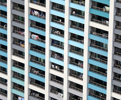 architectuur, flats, patroon, balkons, ingebouwde structuur, volledig kader, geen mensen, buitenkant van het gebouw, gebouw, venster, achtergronden, herhaling, stad, in een rij, balkon, modern, woonwijk, buitenshuis, dag, appartement, lage hoekweergave, verlicht, 4K, CC0, publiek domein, royaltyvrij
