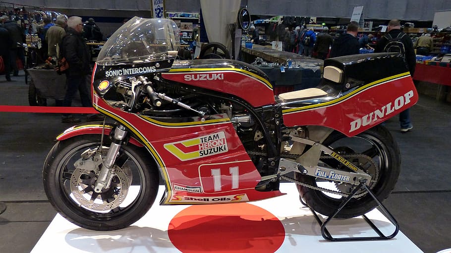 esposizione, giusto, motociclo, vecchi tempi, vecchia moto, modo di trasporto, mezzi di trasporto, veicolo terrestre, persone accessorie, città, rosso, auto, veicolo a motore, strada, cartello, giorno, ruota, architettura, stazionario, all'aperto, comunicazione, segnale di pericolo, folla, 4K