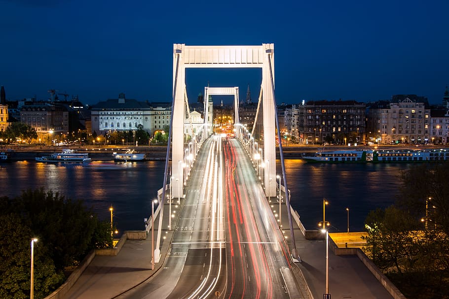 arquitectura, edifici, infraestructura, pont, mar, oceà, aigua, vaixell, fosc, nit, llums, ciutat, arbres, il·luminat, estructura construïda, exterior de l'edifici, moviment, transport, exposició llarga, connexió, cel, destinacions de viatge, pont - estructura feta per l'home, sender lleuger, paisatge urbà, naturalesa, cap gent, a l'aire lliure, pont de cadena, govern, 5K