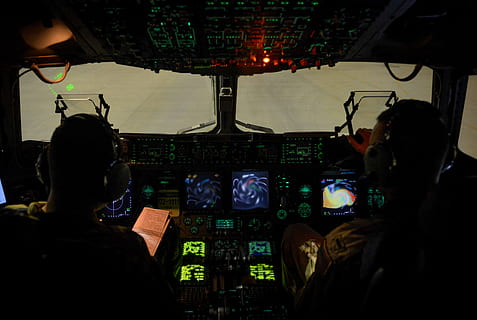 zwei, Pilot, Cockpit, Avionik, Flug, Ladung, Flugzeug, Luftfahrt, Transport, panel, Steuerung, Instrument, Technologie, Navigation, Reise, Kabine, Höhe, Luft, Verkehrsflugzeug, Instrumententafel, Anzeige, fliegend, Luft- und Raumfahrt, Luftfahrzeug, Transportmittel, Schalttafel, Rückansicht, drinnen, Menschen, Sitzung, Erwachsene, Fahrzeuginnenraum, Militär-, zwei Menschen, Glas - Material, Luft-und Raumfahrtindustrie, Uniform, Kopilot, 4K, CC0, gemeinfrei, lizenzfrei