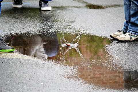 Pfütze, spritzt, Wasser, tropfen, nass, Wasser spritzt, Schnappschuss, Moment, sprühen, Wassertropfen, Flüssigkeit, Reflexion, niedriger Abschnitt, Tag, menschliches Bein, Körperteil, Schuh, menschliches Körperteil, Natur, Fluss, echte Menschen, Stehen, Lebensstile, Freizeitbeschäftigung, Transport, draußen, Regen, menschliches Glied, Regenzeit, Jeans, 5K, CC0, gemeinfrei, lizenzfrei