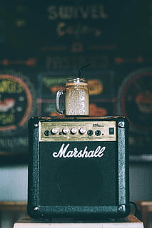 amplificador, marca, clásico, envase, beber, marshall, antiguo, retro, formas, vendimia, texto, anticuado, adentro, centrarse en primer plano, de cerca, nadie, día, comunicación, escritura occidental, metal, estilo retro, equipo, tecnología, número, información, firmar, controlar, naturaleza muerta, guión no occidental, 2K, CC0, dominio público, libre de derechos