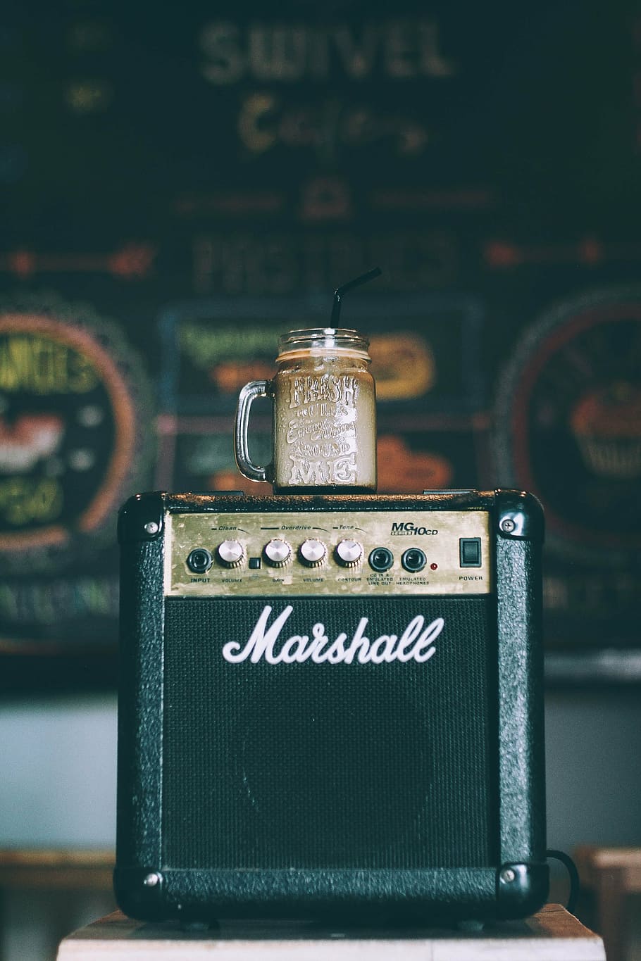 amplificador, marca, clásico, envase, beber, marshall, antiguo, retro, formas, vendimia, texto, anticuado, adentro, centrarse en primer plano, de cerca, nadie, día, comunicación, escritura occidental, metal, estilo retro, equipo, tecnología, número, información, firmar, controlar, naturaleza muerta, guión no occidental, 2K