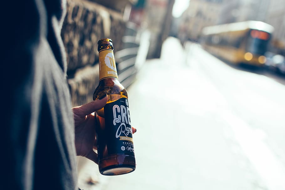 birra artigianale, strada, birra, bere, potabile, mani, al di fuori, estate, persone, freddo - temperatura, birra - alcol, all'aperto, inverno, uomini, vita di città, bottiglia, auto, città, giorno, modo di trasporto, mezzi di trasporto, concentrarsi sulle conoscenze acquisite, architettura, veicolo a motore, parte del corpo umano, avvicinamento, messa a fuoco selettiva, veicolo terrestre, creatività, retrovisore, arte e artigianato, sicurezza, arto umano, 5K