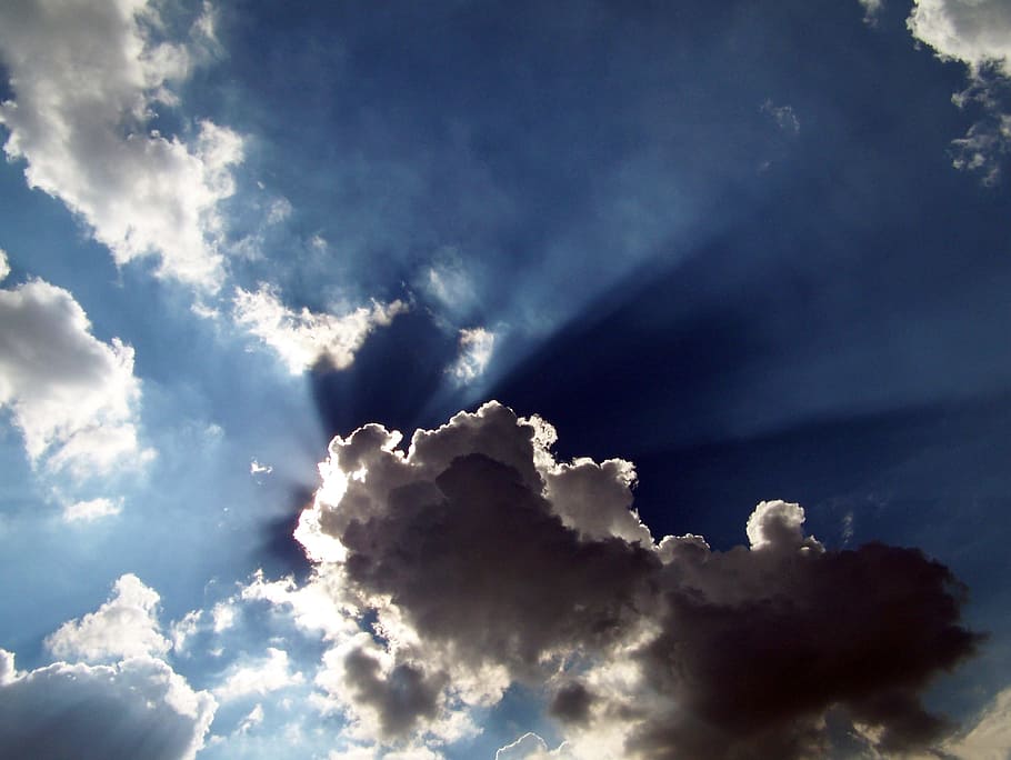 núvols, cel, sol, raigs, plata, folre, núvol - cel, cloudscape, bellesa a la natura, escenics - natura, blau, naturalesa, tranquil·litat, llum solar, idíl·lic, esponjós, raig de sol, escena tranquil·la, fons, cel dramàtic, vista d’angle baix, cap gent, medi ambient, a l'aire lliure, vent, brillant, meteorologia, suavitat, 2K