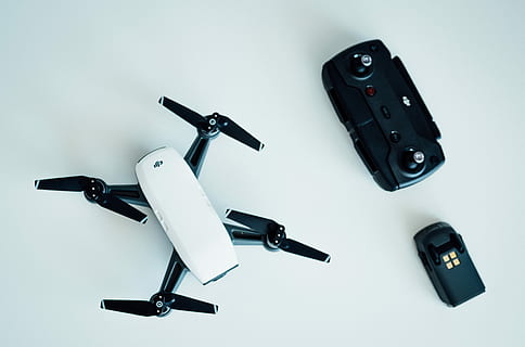 hvid, sort, quadcopter drone, bord, dji mavic drone, fjern, drone, controller, propel, batteri, flyve mere, gnist, Dji, gruppe af objekter, teknologi, studio skud, indendørs, ingen mennesker, medium gruppe af objekter, høj vinkel visning, sort farve, stilleben, direkte over, luftfartøj, fly, fotografering temaer, hvid baggrund, transportmidler, våben, meddelelse, beskyttelse, variation, aggression, 4K, CC0, offentligt domæne, royaltyfrie